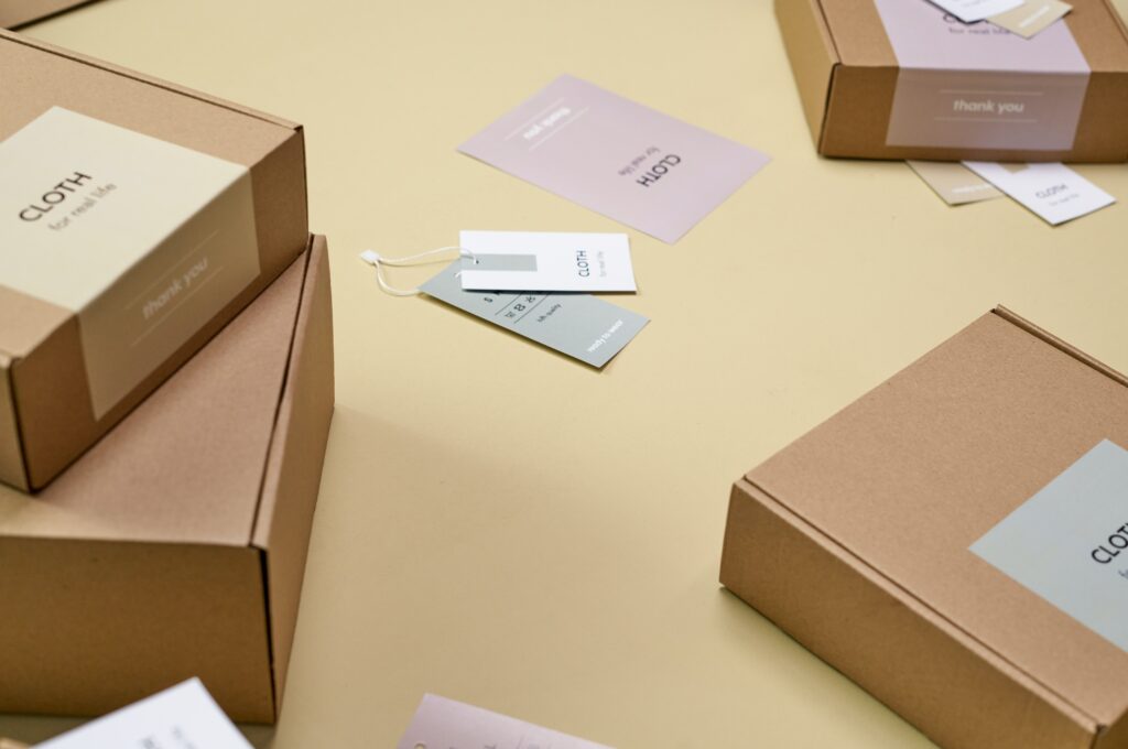 Cajas con etiquetas de producto colocado en mesa para tienda en línea Shopify.