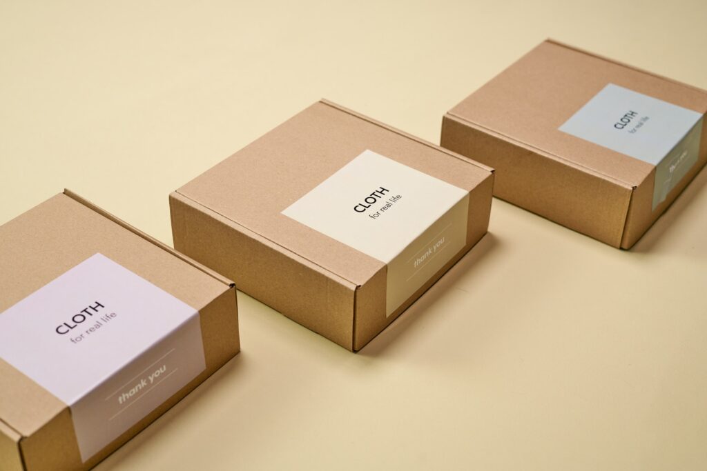 Cajas con etiqueta de producto para comercializar ropa en Shopify.