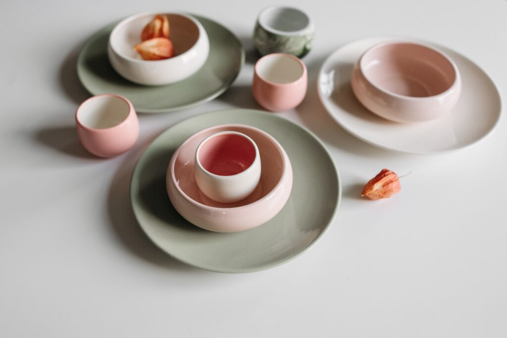 Producto de cerámica de distintos colores y tamaños,  agregar variantes en Shopify.